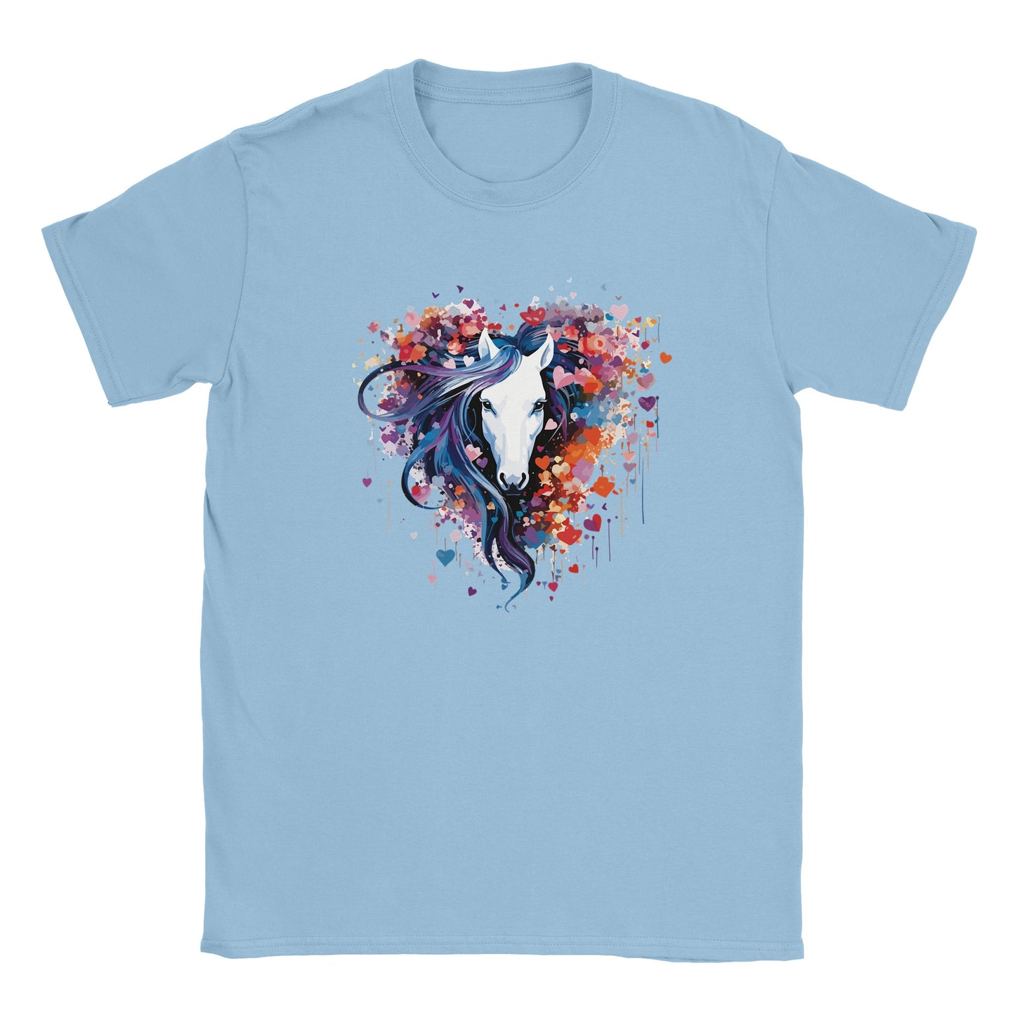 Die Vorderseite eines blauen Tshirts auf dem ein weißer Pferdekopf mit lila Mähne zu sehen ist, der von vielen kleinen Herzchen umgeben ist, der Hintergrund ist weiß