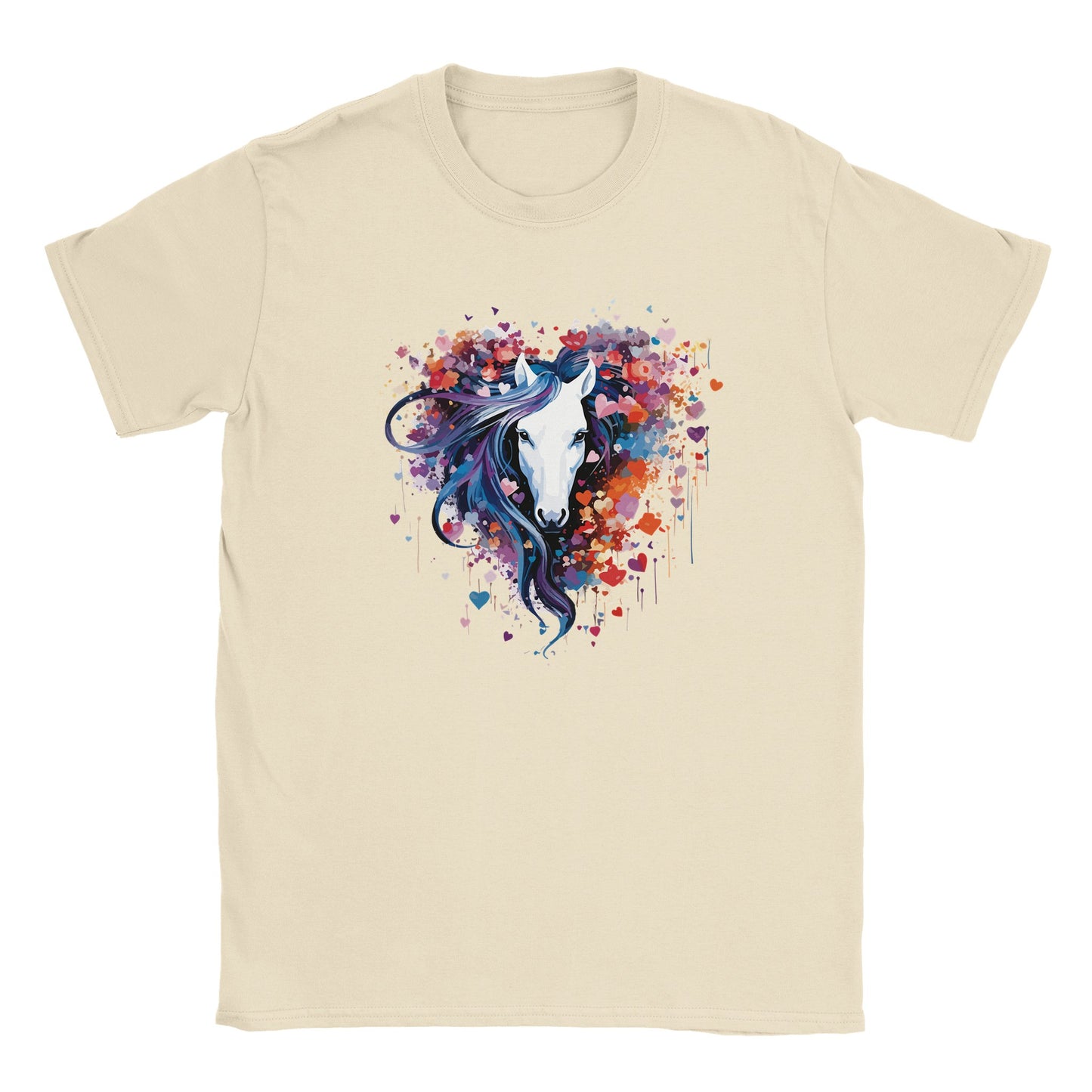 Die Vorderseite eines beigen Tshirts auf dem ein weißer Pferdekopf mit lila Mähne zu sehen ist, der von vielen kleinen Herzchen umgeben ist, der Hintergrund ist weiß