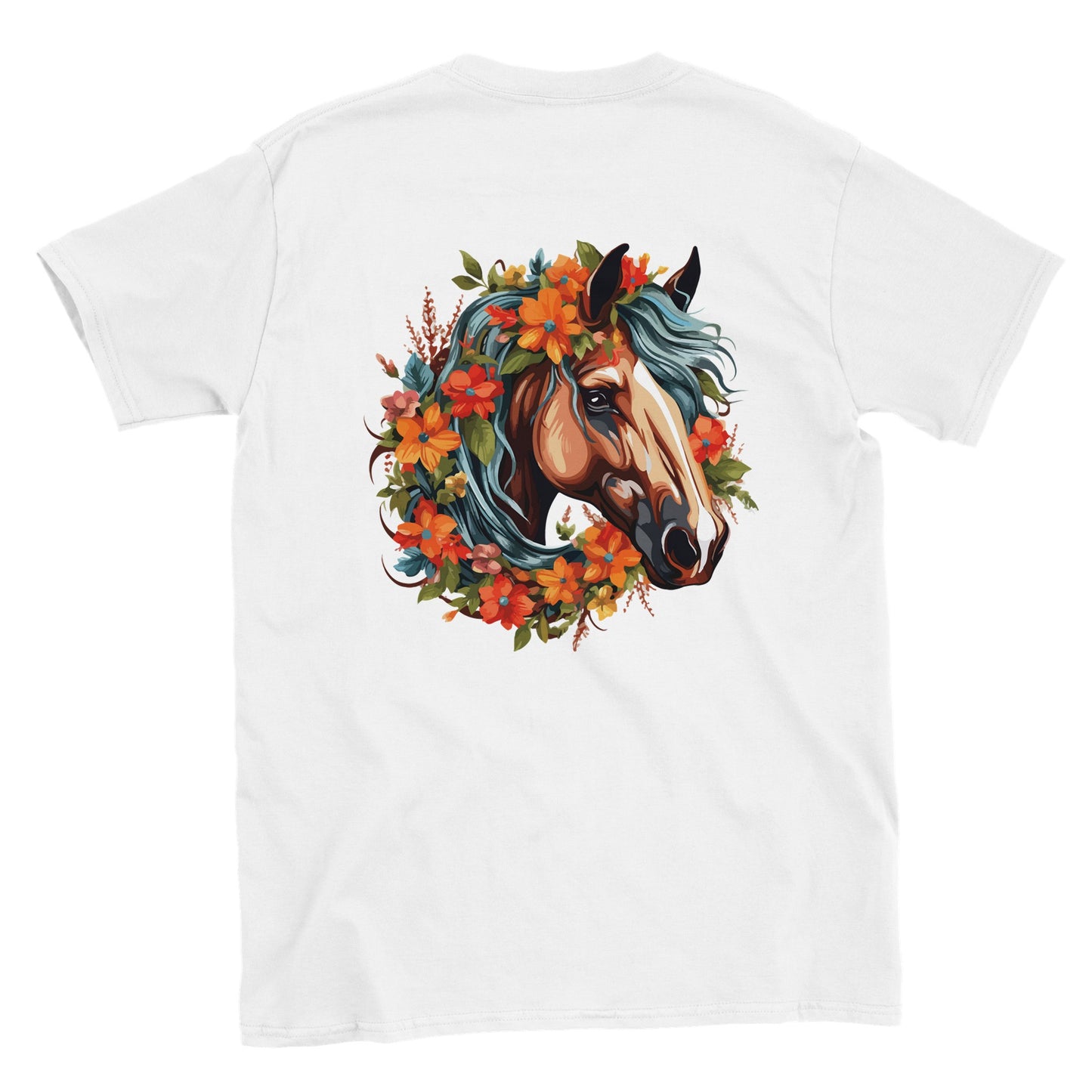 Die Rückseite eines weißen Tshirts, auf der Rückseite ist ein bunter mit Blumen verzierter Pferdekopf zu sehen, der Hintergrund ist weiß