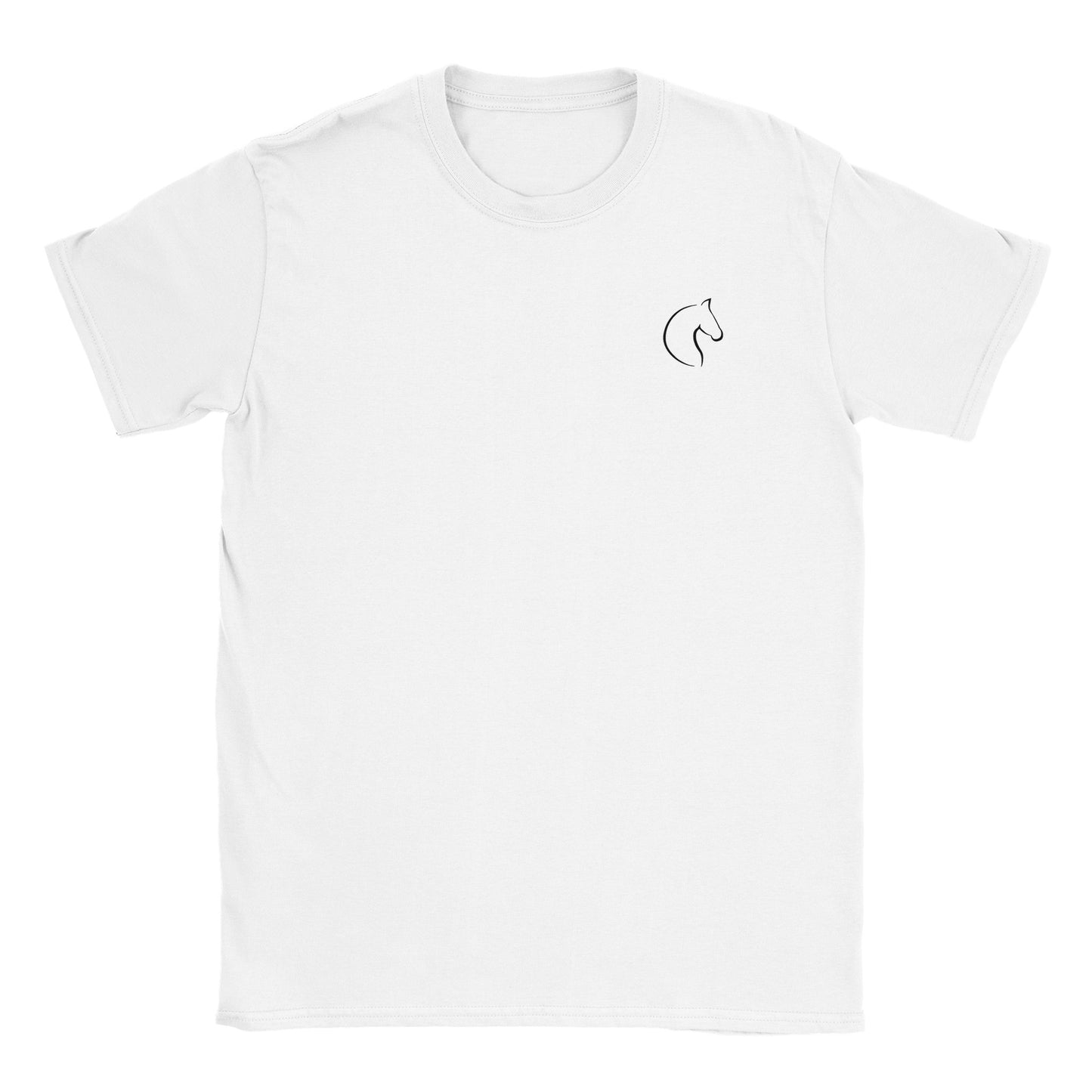 Die Vorderseite eines weißen Tshirts auf dem auf brusthöhe eine kleiner Pferdekopf zu sehen ist, der Hintergrund ist weiß