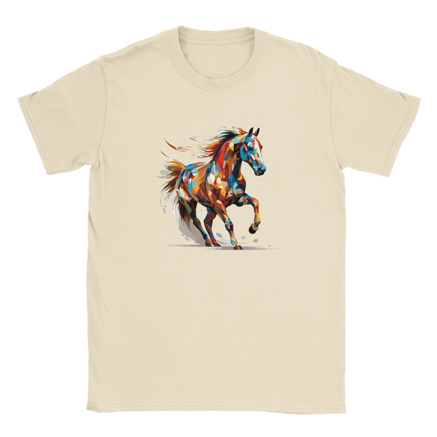 Die Vorderseite eines beigen Tshirts auf dem ein buntes Pferd im Polygon Stil prangt, der Hintergrund ist weiß