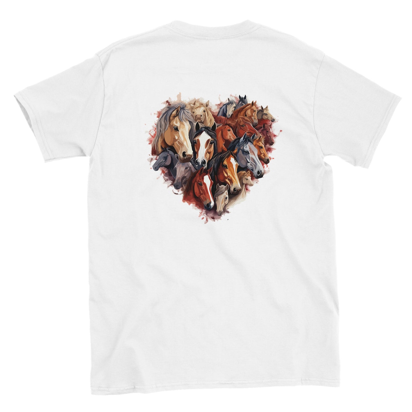 Die Rückseite eines weißen Tshirts auf dem ein Herz aus vielen Pferden zu sehen ist. Der Hintergrund ist weiß