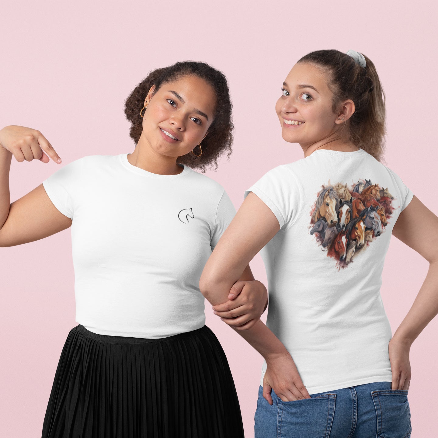 Zwei junge Frauen die vor einem pinken Hintergrund dasselbe Tshirt tragen, die linke Frau zeigt der Kamera die Vorderseite des tshirts, das auf Brusthöhe ein kleines Pferdelogo trägt, die andere Frau zeigt die Rückseite auf der ein großes Herz aus vielen Pferden zeigt.