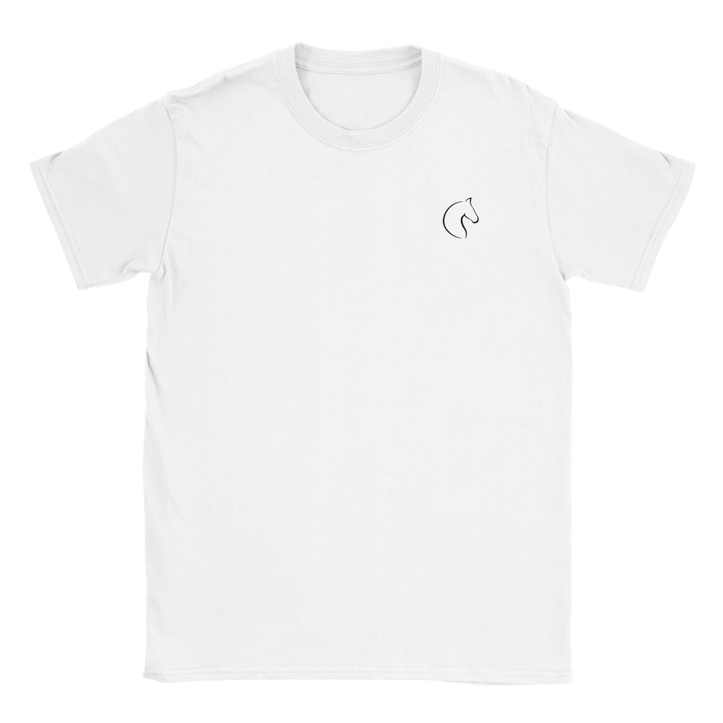 Die Vorderseite eines weißen Tshirts auf dem auf brusthöhe eine kleiner Pferdekopf zu sehen ist, der Hintergrund ist weiß