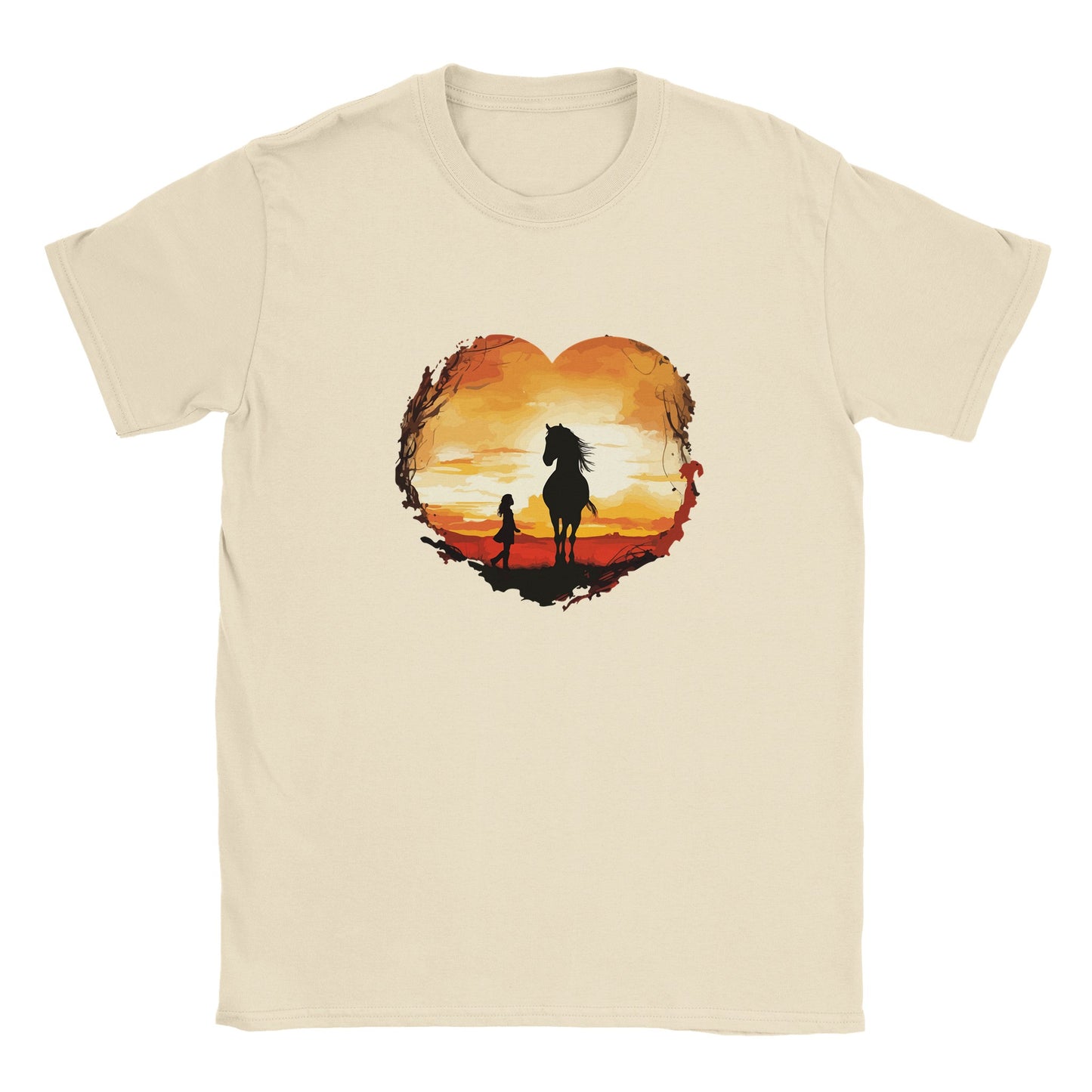 Die Vorderseite eines beigen Tshirts auf dem ein herzförmiger sonnenuntergang und ein Pferdemädchen mit ihrem Pferd zu sehen ist, der Hintergrund ist weiß