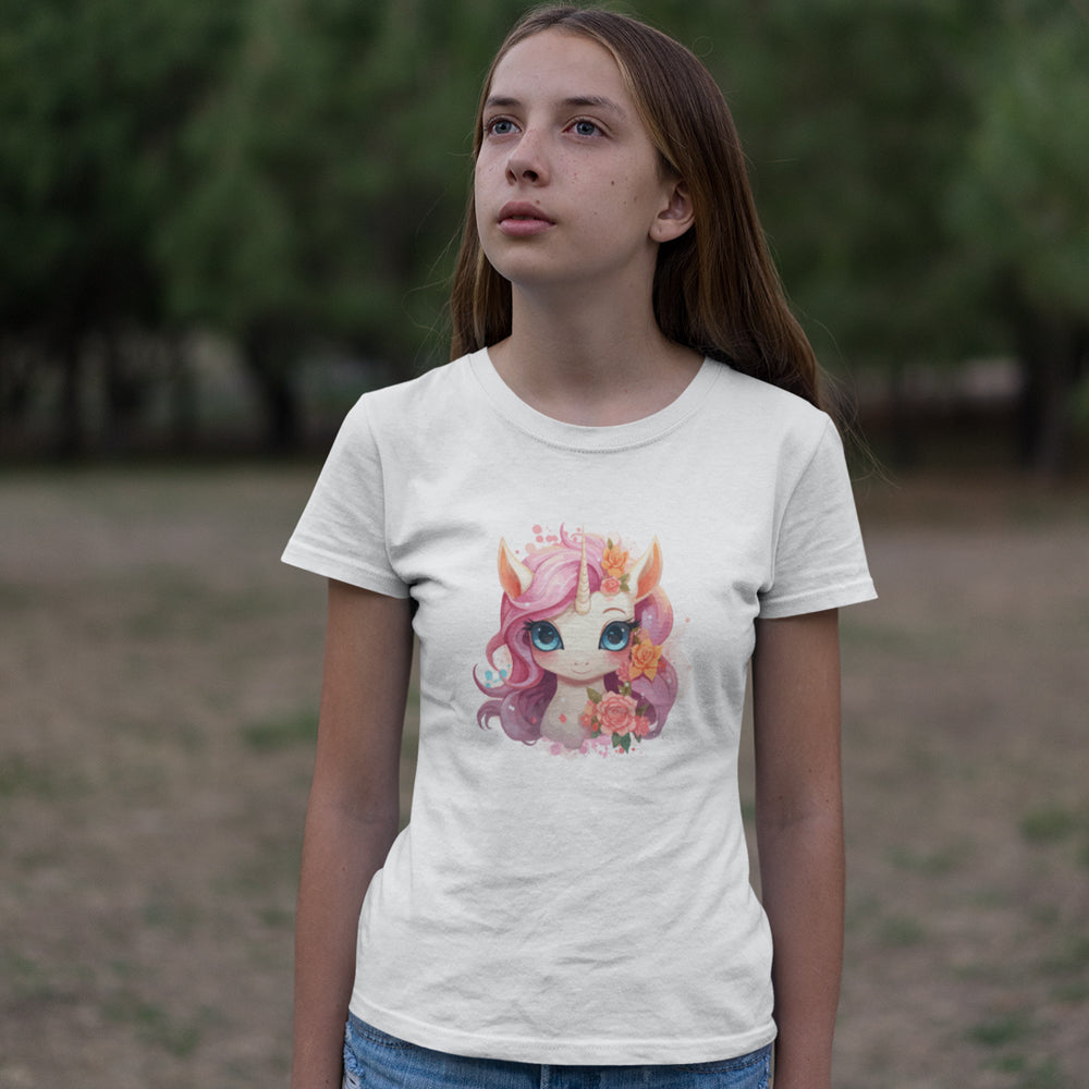 Ein blasses Mädchen steht an einem Waldrand und schaut in die Ferne. Sie trägt ein weißes Einhorn Tshirt und blaue Jeans