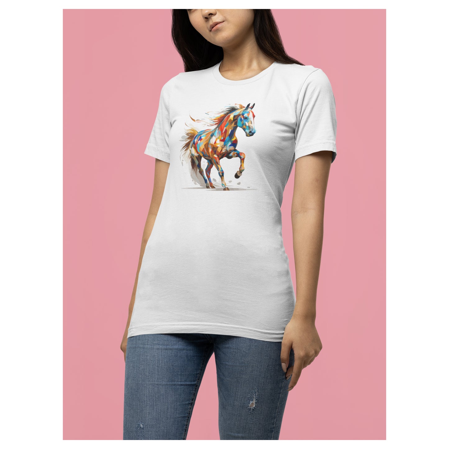 Ein junge dunkelhaarige Frau vor einer Pinken Wand die eine Jeans und ein weißes Tshirt mit einem bunten Pferdeaufdruck trägt