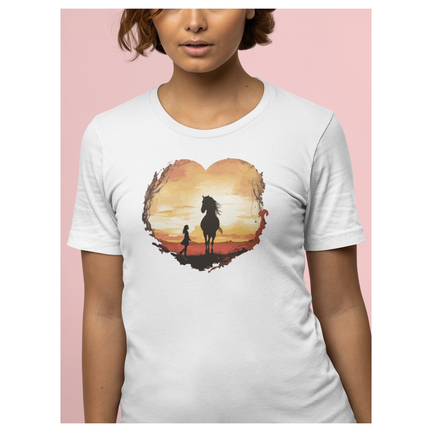 Eine jungen Frau vor einer pinken Wand die ein weißes Tshirt mit einem Pferdeaufdruck trägt