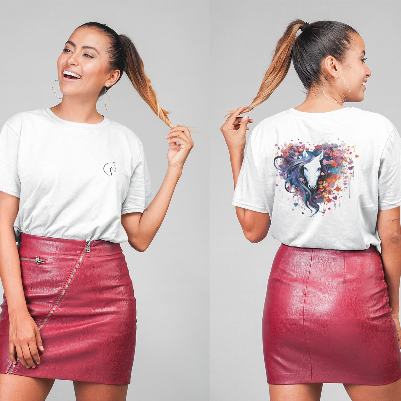 Eine junge Frau die jeweils einmal von vorne und hinten zu sehen ist. Sie trägt einen roten Lederrock und ein weißes Tshirt bei dem auf der Vorderseite ein kleines Pferdelogo auf Brusthöhe und auf der Rückseite ein großer bunter Pferdekopf zu sehen ist