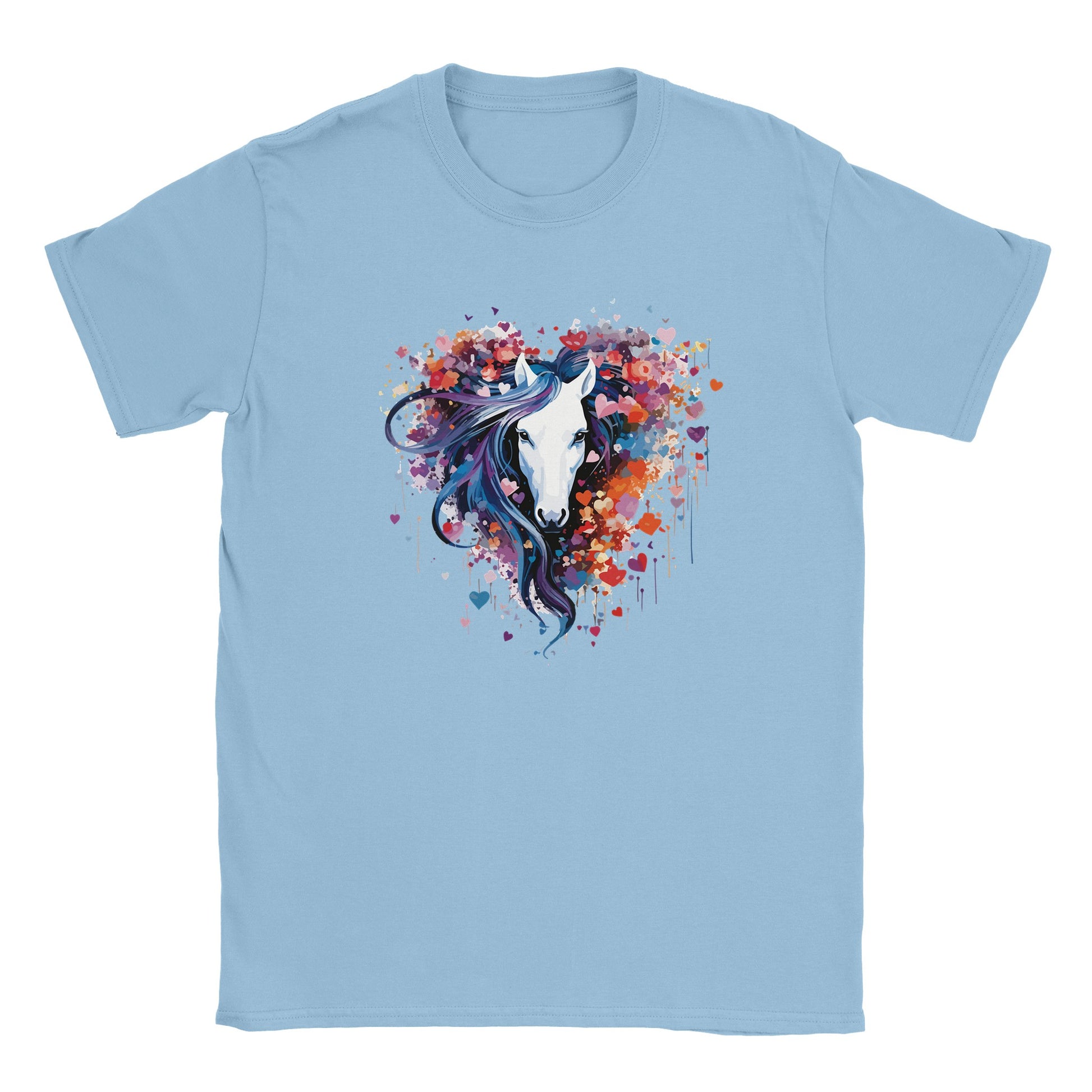Die Vorderseite eines blauen Tshirts auf dem ein weißer Pferdekopf mit lila Mähne zu sehen ist, der von vielen kleinen Herzchen umgeben ist, der Hintergrund ist weiß