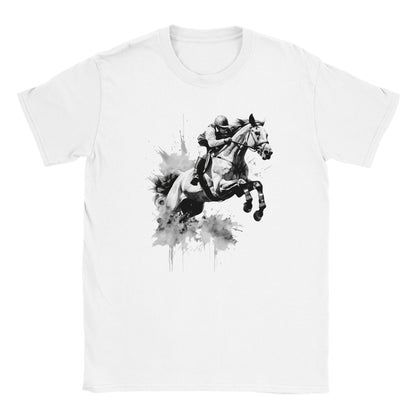 Die Vorderseite eines weißen Tshirts auf dem ein Jockey in einem schwarz weißen Motiv durch eine Explosion springt, der Hintergrund ist weiß