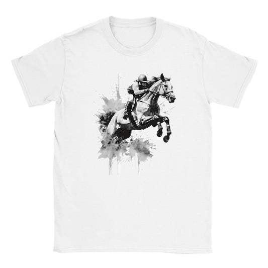 Die Vorderseite eines weißen Tshirts auf dem ein Jockey in einem schwarz weißen Motiv durch eine Explosion springt, der Hintergrund ist weiß