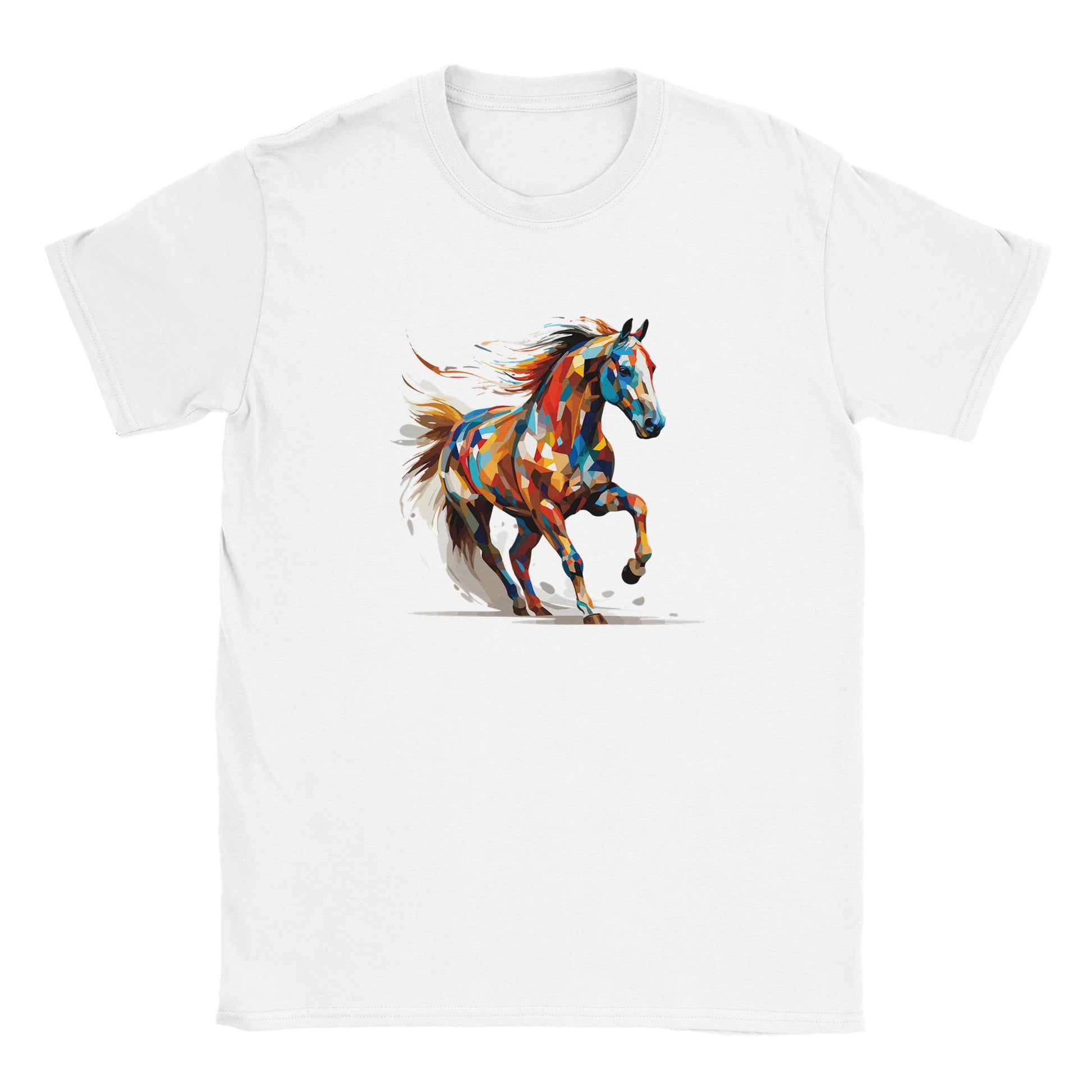 Die Vorderseite eines weißen Tshirts auf dem ein buntes Pferd im Polygon Stil prangt, der Hintergrund ist weiß