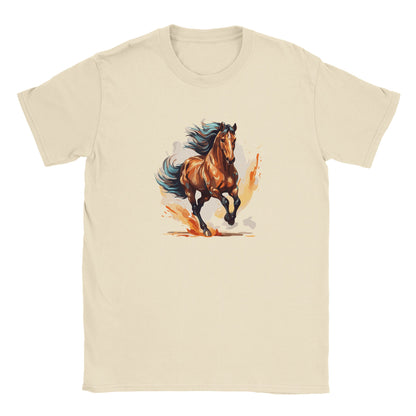 Die Vorderseite eines beigen Tshirts auf dem ein kraftvolles Westernpferd im Galopp zu sehen ist, der Hintergrund ist weiß