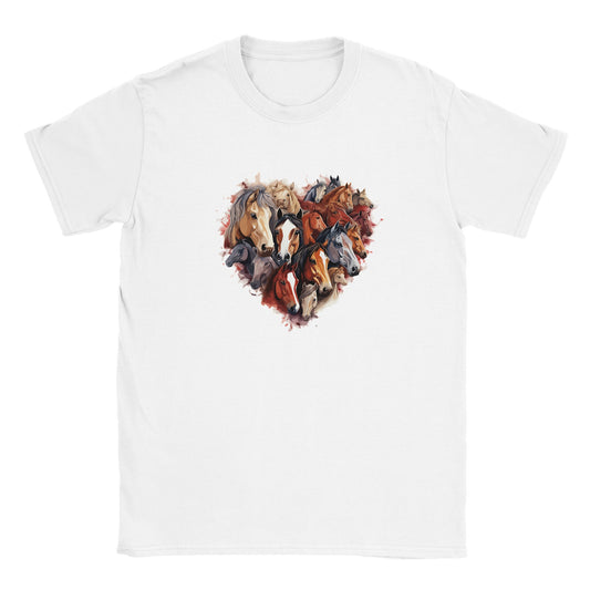 Die Vorderseite eines weißen Tshirts auf dem viele Pferde ein Herz bilden, der Hintergrund ist weiß