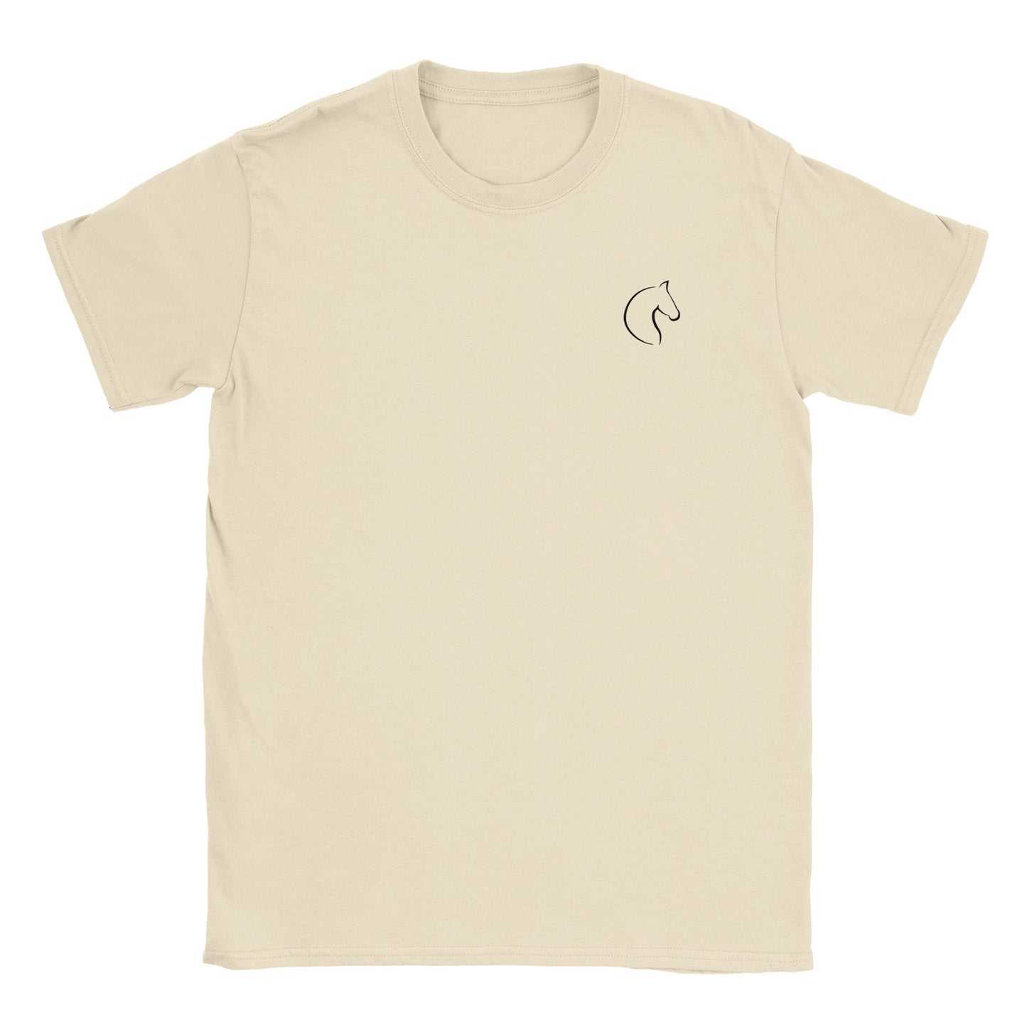 Die Vorderseite eines beigen Tshirts auf dem  auf brusthöhe eine kleiner Pferdekopf zu sehen ist, der Hintergrund ist weiß