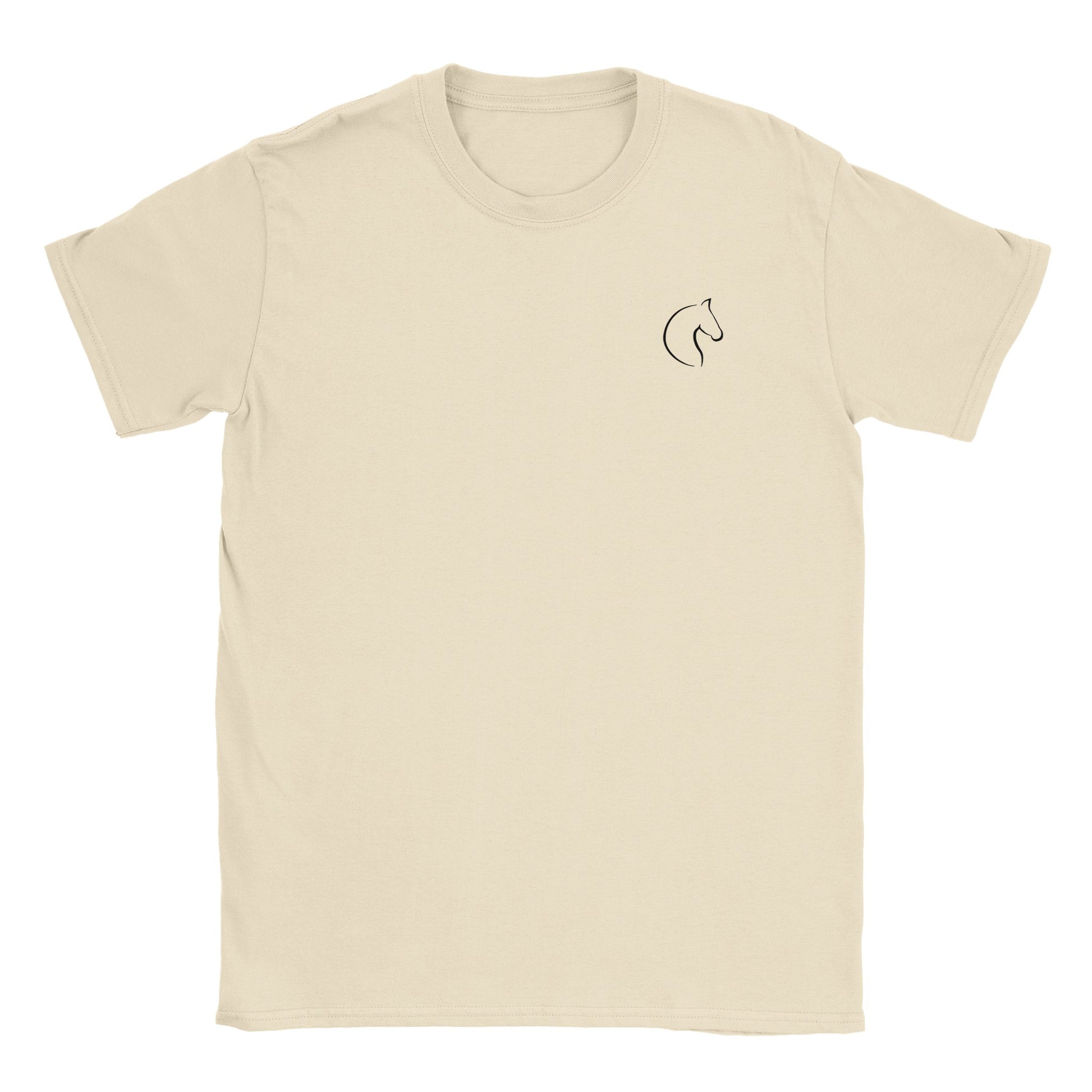 Die Vorderseite eines beigen Tshirts auf dem  auf brusthöhe eine kleiner Pferdekopf zu sehen ist, der Hintergrund ist weiß