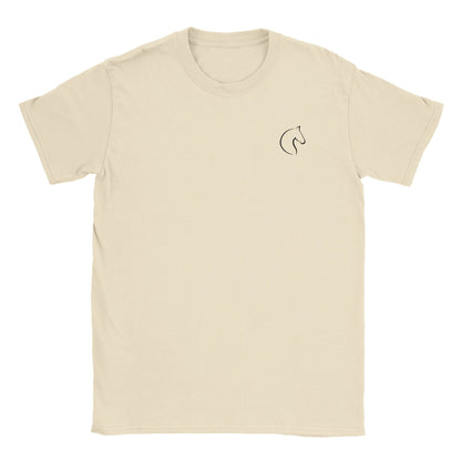 Die Vorderseite eines beigen Tshirts auf dem  auf brusthöhe eine kleiner Pferdekopf zu sehen ist, der Hintergrund ist weiß