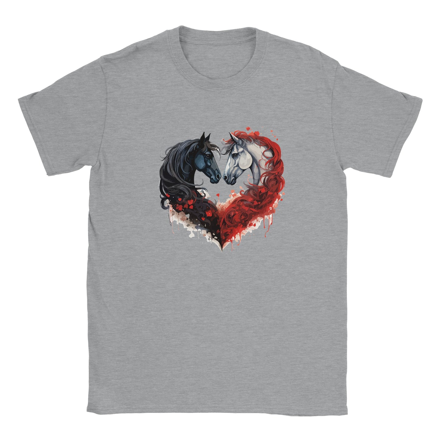 Die Vorderseite eines grauen Tshirts auf dem zwei Pferde sich anschauen und dadurch ein Herz bilden, der hintergrund ist weiß