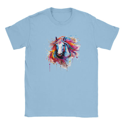 Die Vorderseite eines blauen Tshirts auf dem ein bunter Pferdekopf im Graffiti Design prangt, der Hintergrund ist weiß