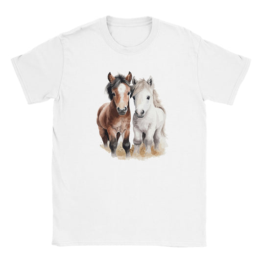 Die Vorderseite eines weißen Tshirts auf dem zwei mit Wasserfarben gemalte Pferde nebeneinander stehen und zu dem Betrachter schauen, der Hintergrund ist weiß