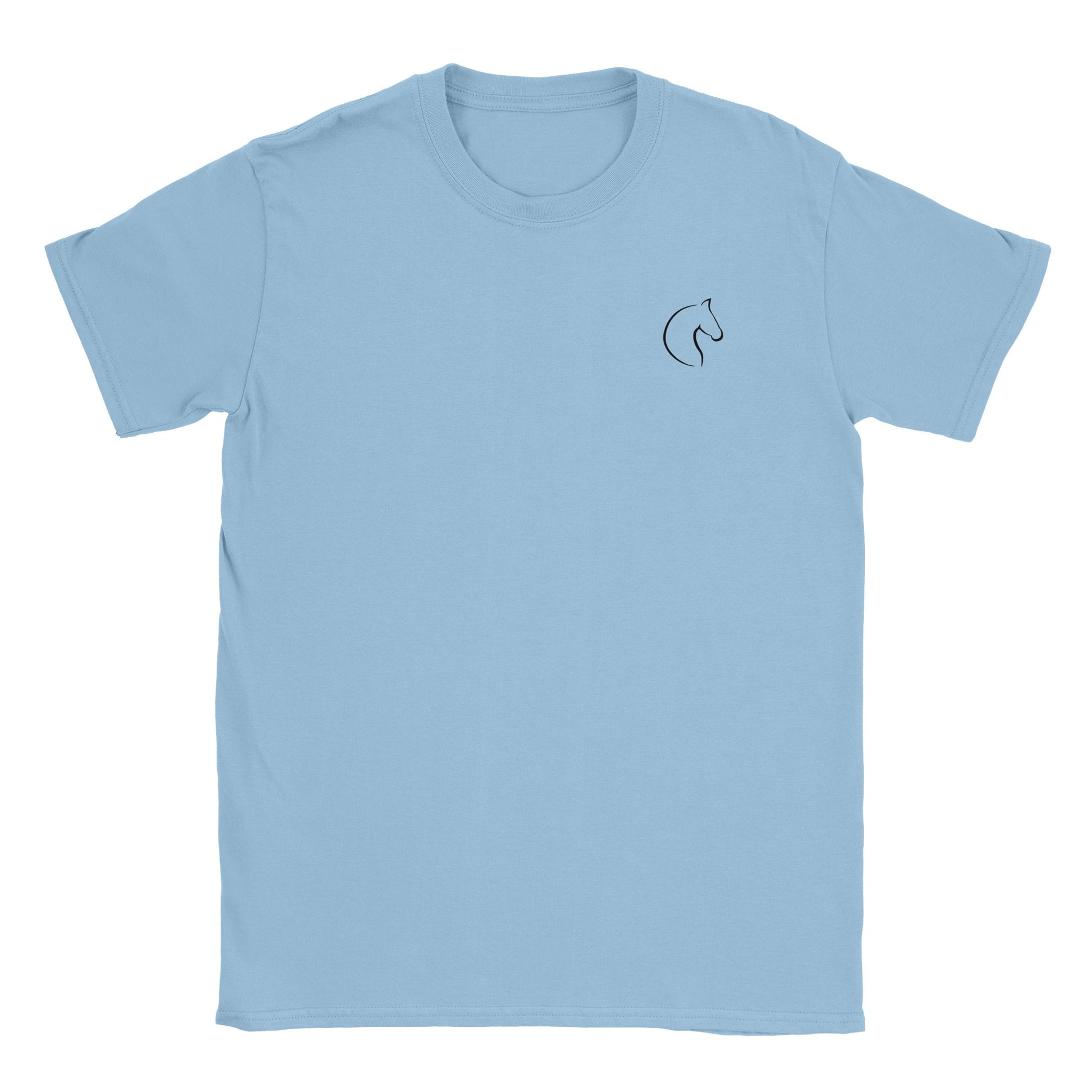 Die Vorderseite eines hellblauen Tshirts auf dem  auf brusthöhe eine kleiner Pferdekopf zu sehen ist, der Hintergrund ist weiß