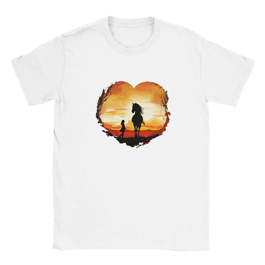 Die Vorderseite eines weißen Tshirts auf dem ein herzförmiger sonnenuntergang und ein Pferdemädchen mit ihrem Pferd zu sehen ist, der Hintergrund ist weiß