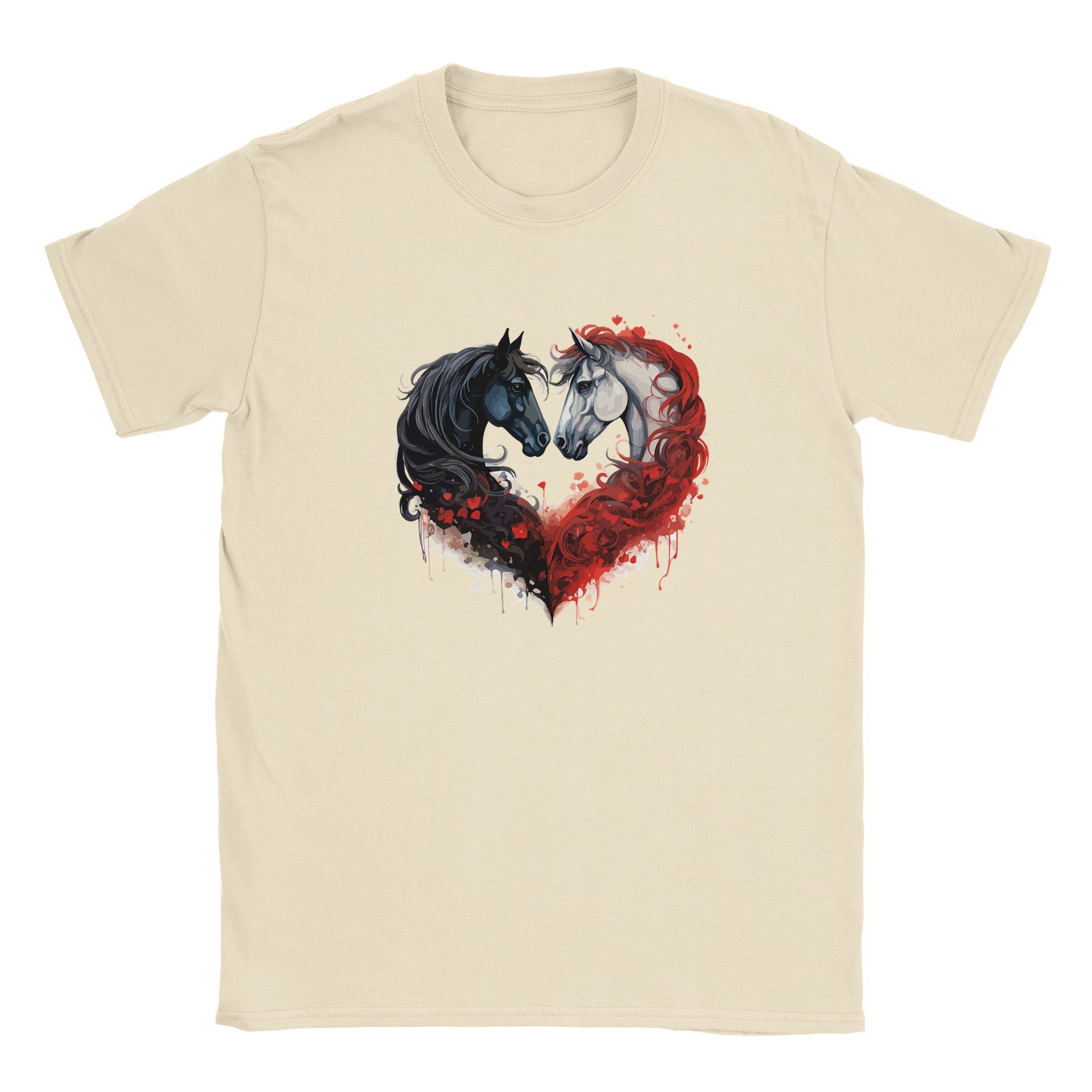 Die Vorderseite eines beigen Tshirts auf dem zwei Pferde sich anschauen und dadurch ein Herz bilden, der hintergrund ist weiß