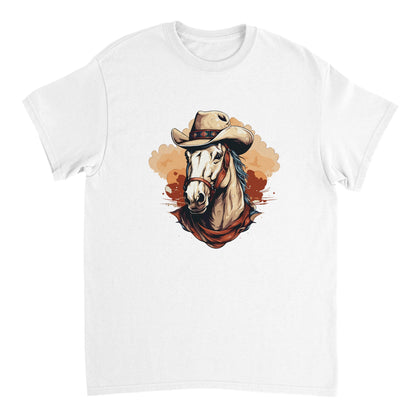Die Vorderseite eines weißen Tshirts auf dem ein im Comic-Stil gezeichnetes Westernpferd abgebildet ist, welches einen Cowboyhut trägt. Der Hintergrund ist weiß.
