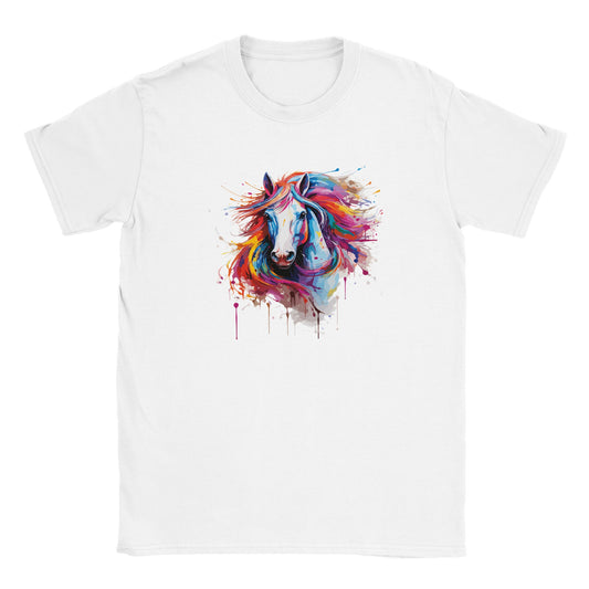 Die Vorderseite eines weißen Tshirts auf dem ein bunter Pferdekopf im Graffiti Design prangt, der Hintergrund ist weiß