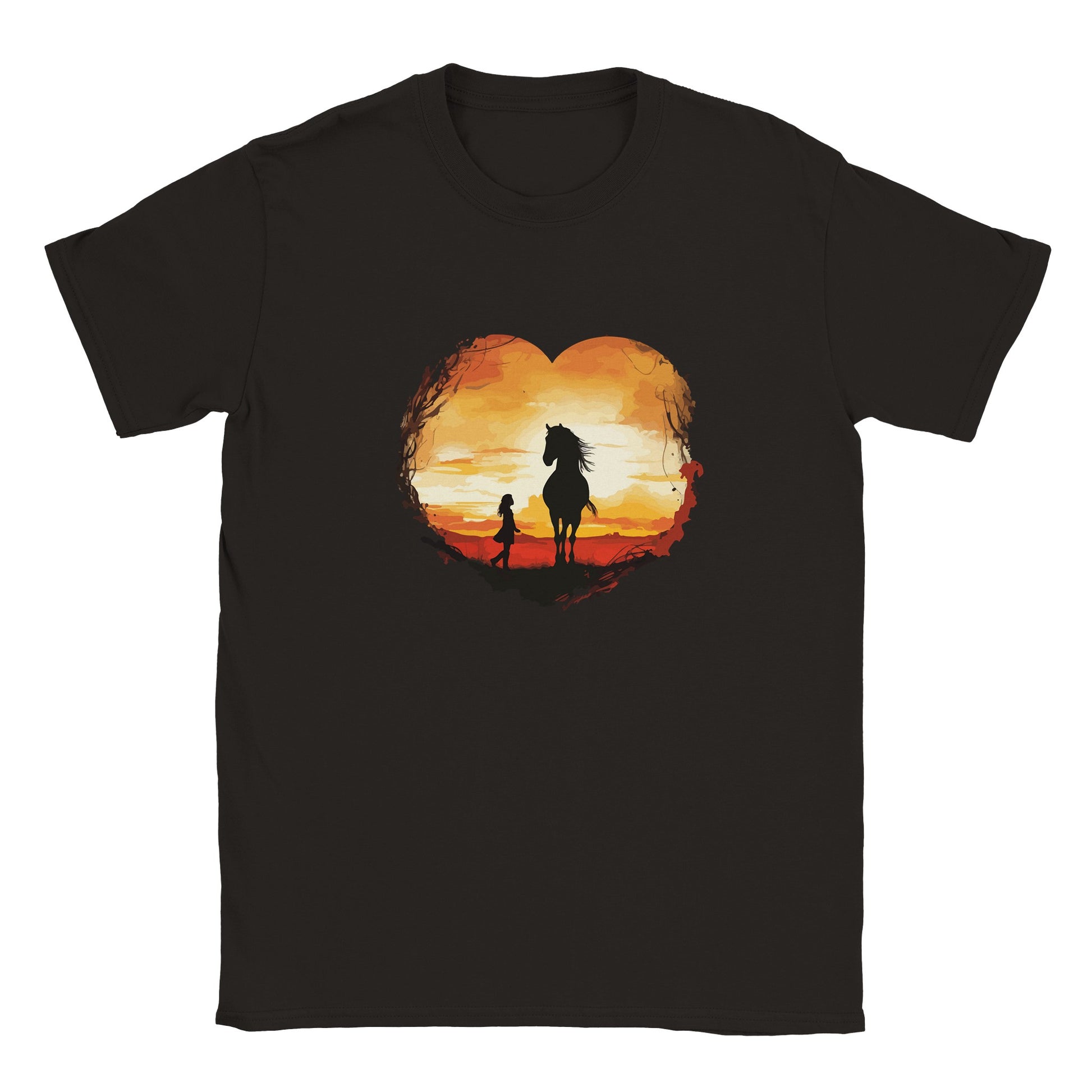Die Vorderseite eines braunen Tshirts auf dem ein herzförmiger sonnenuntergang und ein Pferdemädchen mit ihrem Pferd zu sehen ist, der Hintergrund ist weiß