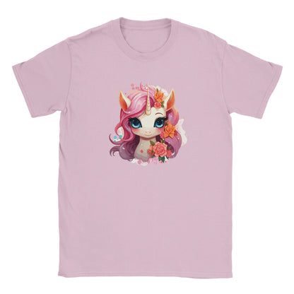 Die Vorderseite eines rosa Tshirts auf dem eine anime artige Einhornprinzessin mit rosa Mähne zu sehen ist, der Hintergrund ist weiß