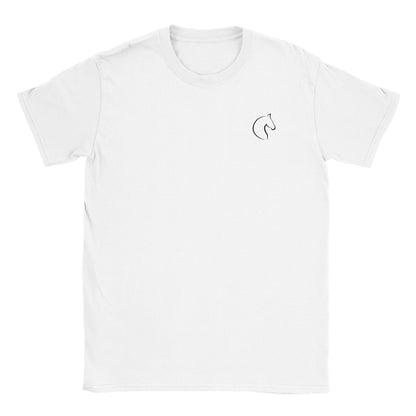 Die Vorderseite eines weißen Tshirts auf dem  auf brusthöhe eine kleiner Pferdekopf zu sehen ist, der Hintergrund ist weiß