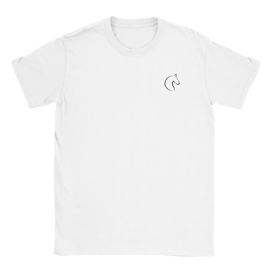 Die Vorderseite eines weißen Tshirts auf dem  auf brusthöhe eine kleiner Pferdekopf zu sehen ist, der Hintergrund ist weiß