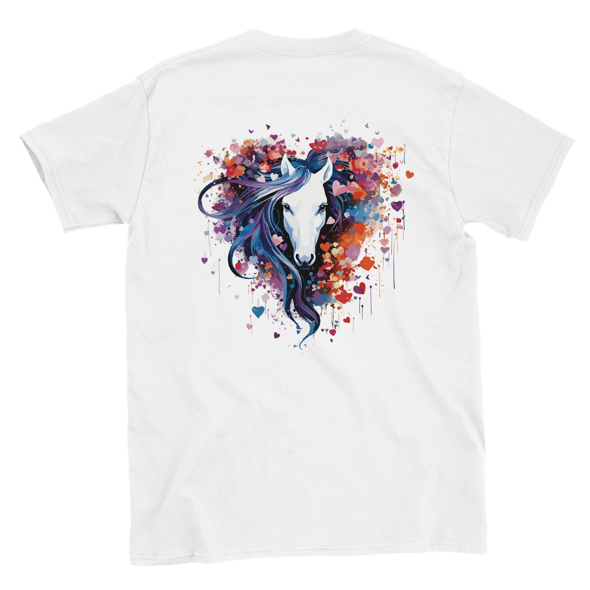 Die Rückseite eines weißen Tshirts auf dem ein weißer Pferdekopf mit lila Mähne umrahmt von vielen kleinen Herzchen zu sehen ist, der Hintergrund ist weiß