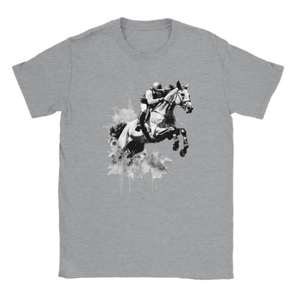 Die Vorderseite eines grauen Tshirts auf dem ein Jockey in einem schwarz weißen Motiv durch eine Explosion springt, der Hintergrund ist weiß