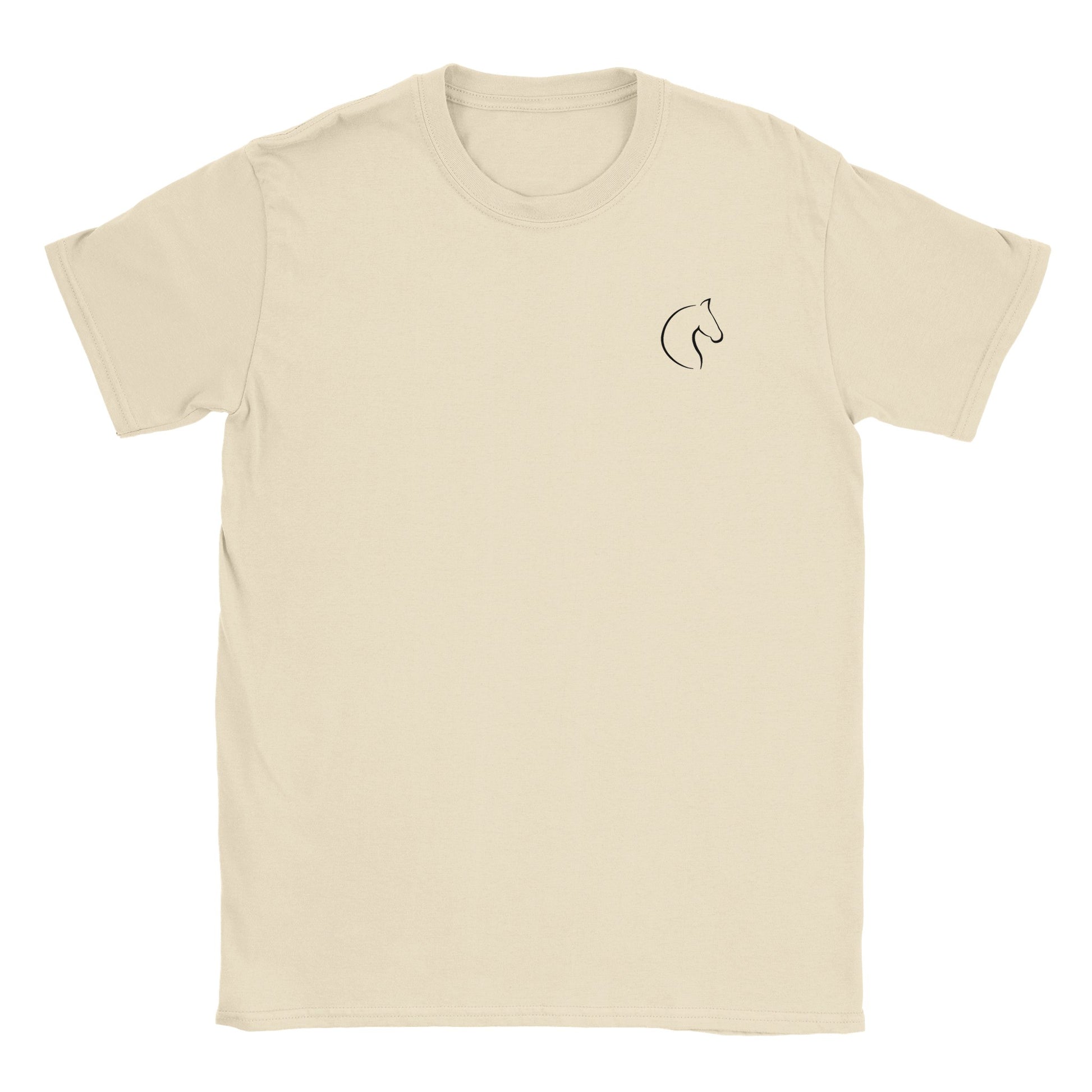Die Vorderseite eines beigen Tshirts auf dem  auf brusthöhe eine kleiner Pferdekopf zu sehen ist, der Hintergrund ist weiß