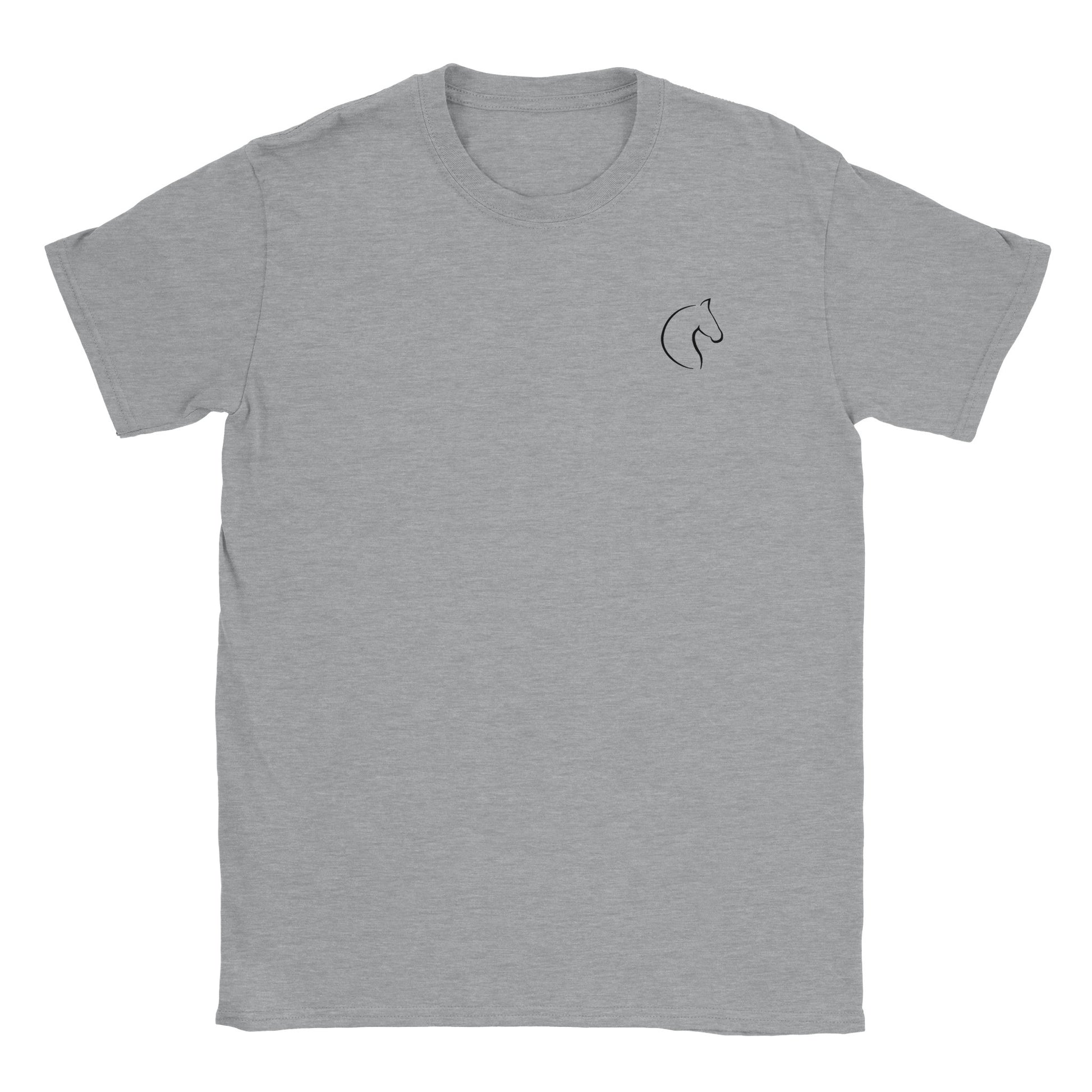 Die Vorderseite eines grauen Tshirts auf dem  auf brusthöhe eine kleiner Pferdekopf zu sehen ist, der Hintergrund ist weiß