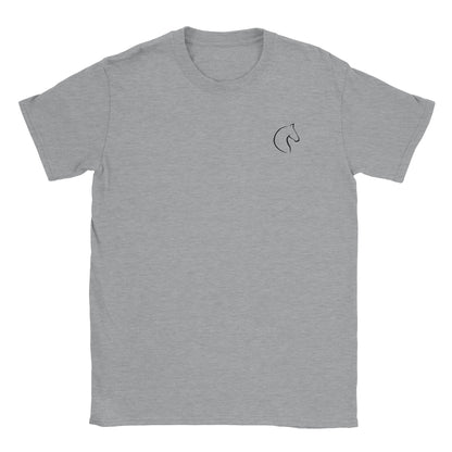 Die Vorderseite eines grauen Tshirts auf dem  auf brusthöhe eine kleiner Pferdekopf zu sehen ist, der Hintergrund ist weiß