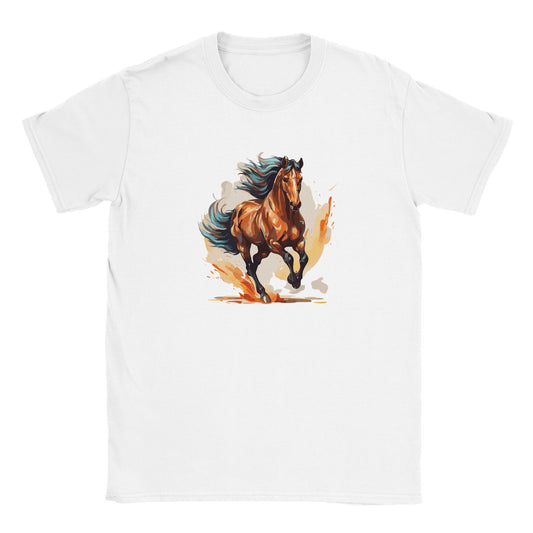 Die Vorderseite eines weißen Tshirts auf dem ein kraftvolles Westernpferd im Galopp zu sehen ist, der Hintergrund ist weiß