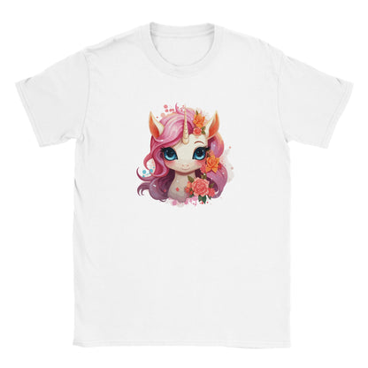 Die Vorderseite eines weißen Tshirts auf dem eine anime artige Einhornprinzessin mit rosa Mähne zu sehen ist, der Hintergrund ist weiß