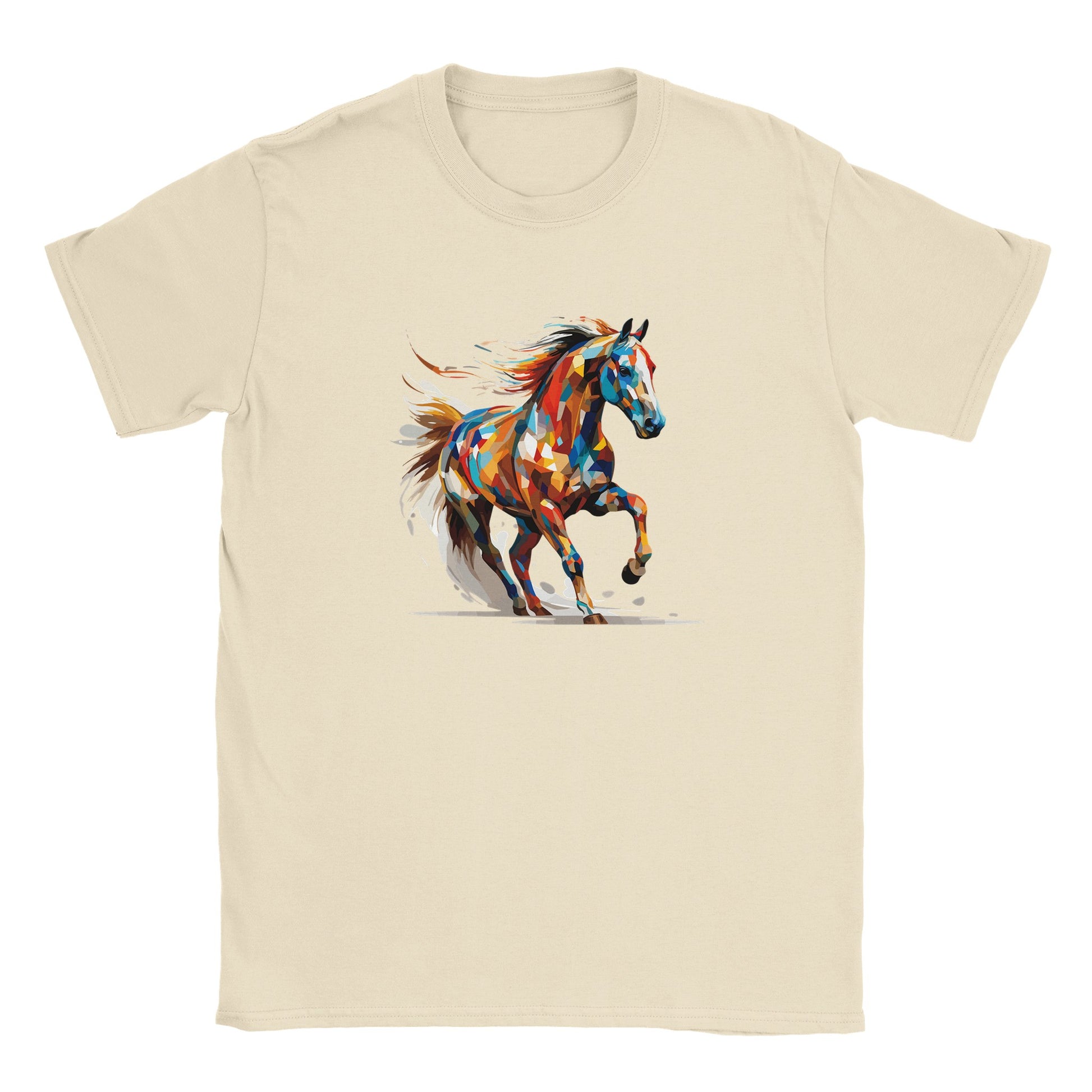 Die Vorderseite eines beigen Tshirts auf dem ein buntes Pferd im Polygon Stil prangt, der Hintergrund ist weiß