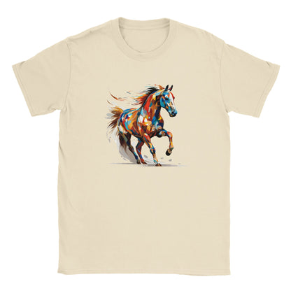 Die Vorderseite eines beigen Tshirts auf dem ein buntes Pferd im Polygon Stil prangt, der Hintergrund ist weiß