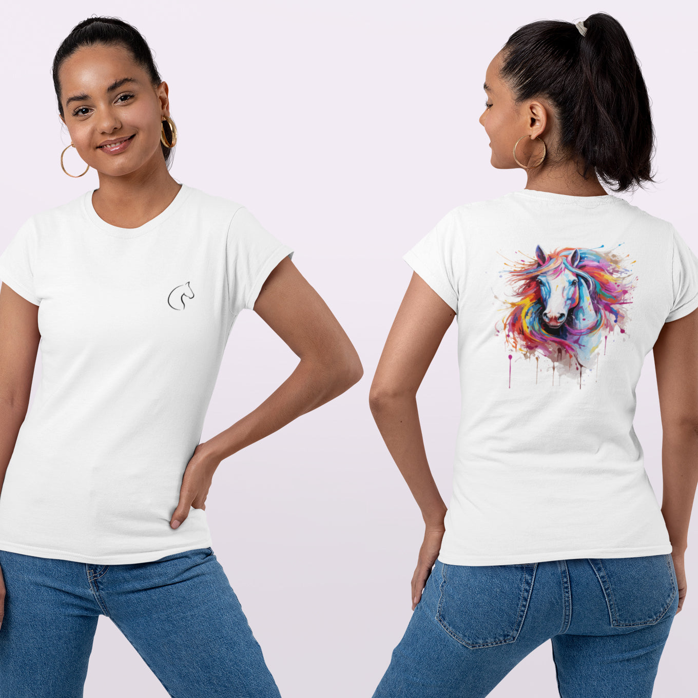Eine Frau die vor rosa Hintergrund einmal mit der Vorderseite und einmal mit der Rückseite zu sehen ist, auf der Vorderseite ihres Tshirts ist ein kleiner Pferdekopf auf Brusthöhe zu sehen, auf der Rückseite prangt ein bunter Pferdekopf der aus einer Farbexplosion hervorgeht