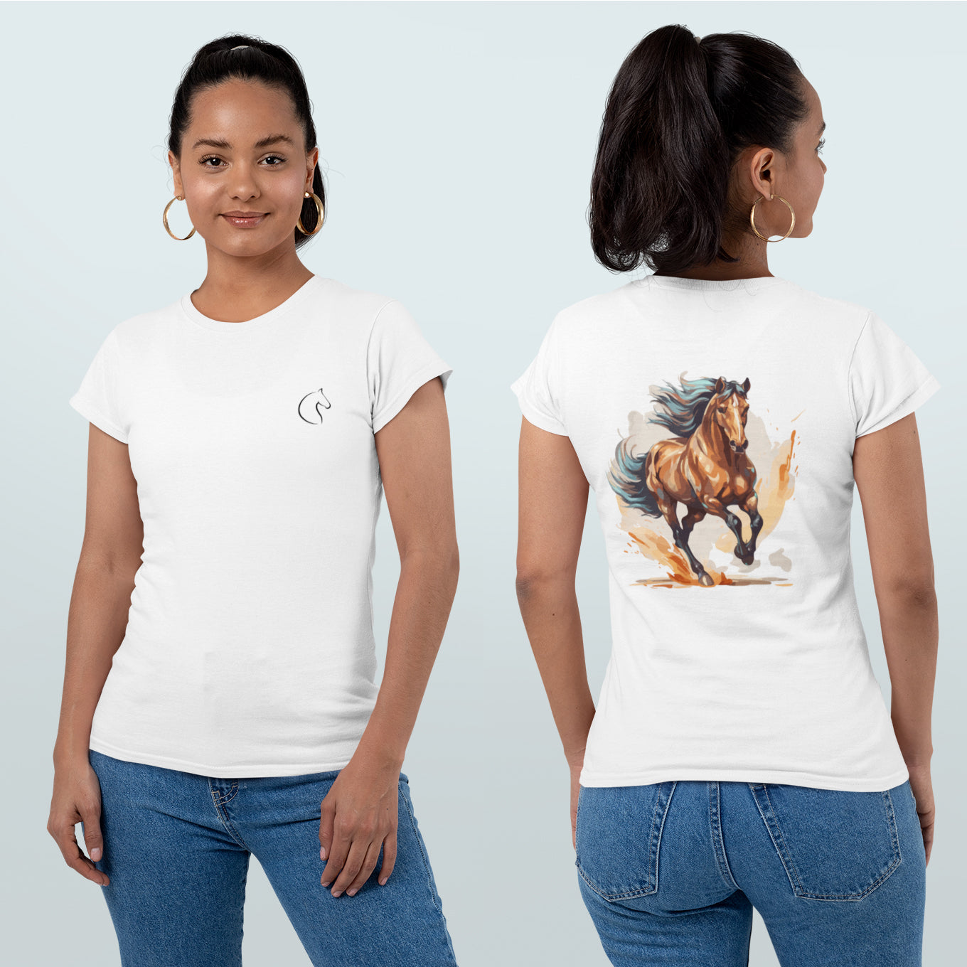 Eine Frau einmal von vorne und einmal von hinten, sie präsentiert ein Tshirt, bei dem auf der Vorderseite auf Brusthöhe ein kleiner Pferdekopf und auf der Rückseite ein wildes in Wasserfarben gemaltes Pferd zu sehen ist