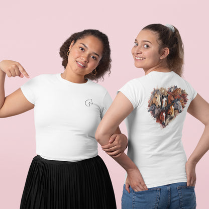 Zwei junge Frauen die vor einem pinken Hintergrund dasselbe Tshirt tragen, die linke Frau zeigt der Kamera die Vorderseite des tshirts, das auf Brusthöhe ein kleines Pferdelogo trägt, die andere Frau zeigt die Rückseite auf der ein großes Herz aus vielen Pferden zeigt.
