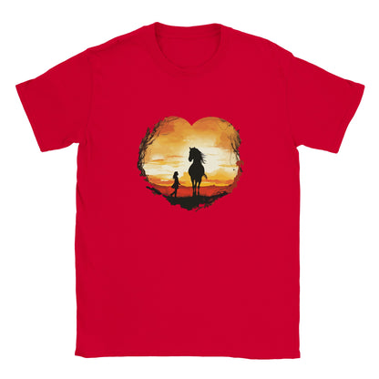 Die Vorderseite eines roten Tshirts auf dem ein herzförmiger sonnenuntergang und ein Pferdemädchen mit ihrem Pferd zu sehen ist, der Hintergrund ist weiß