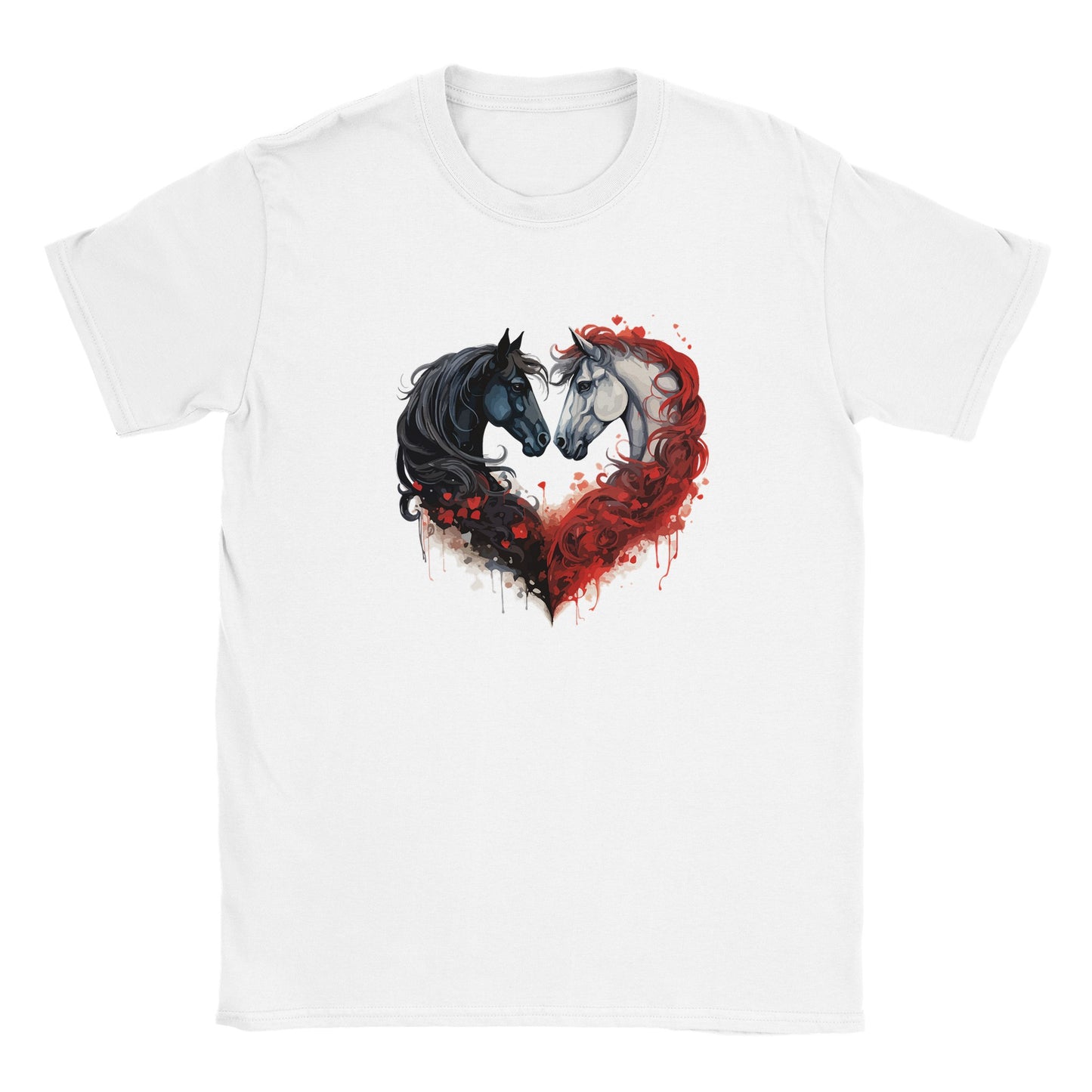 Die Vorderseite eines weißen Tshirts auf dem zwei Pferde sich anschauen und dadurch ein Herz bilden, der hintergrund ist weiß