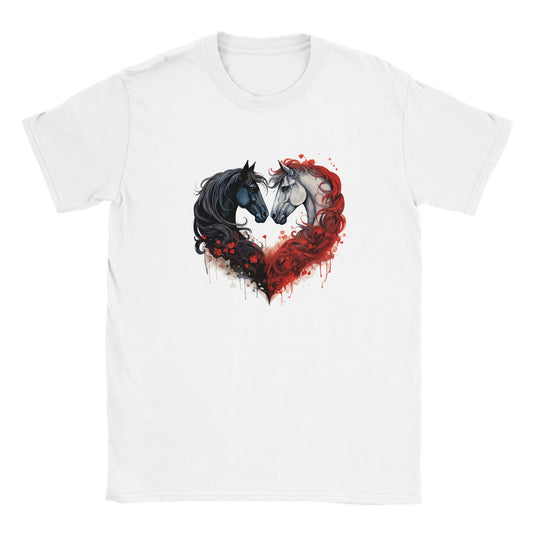 Die Vorderseite eines weißen Tshirts auf dem zwei Pferde sich anschauen und dadurch ein Herz bilden, der hintergrund ist weiß
