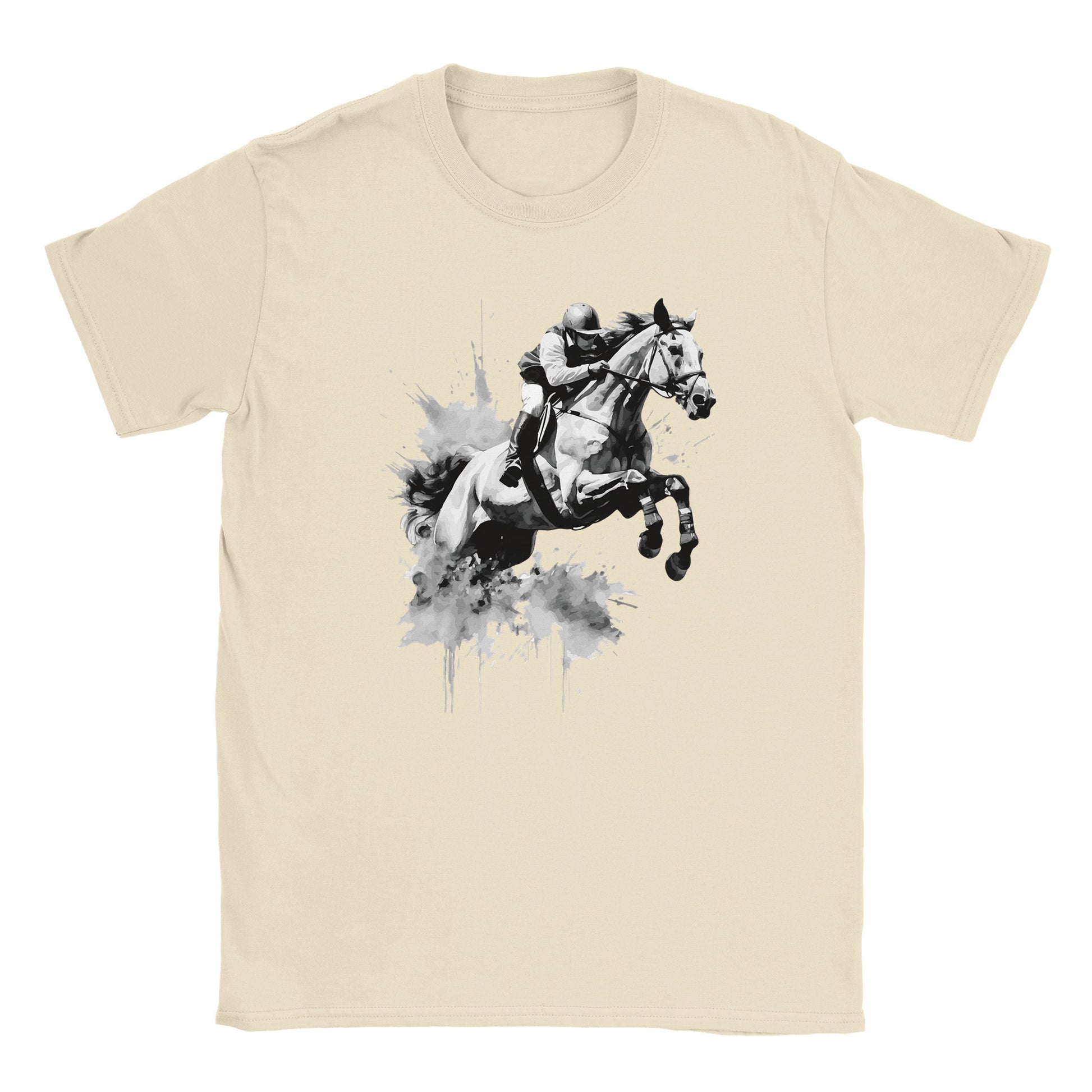 Die Vorderseite eines beigen Tshirts auf dem ein Jockey in einem schwarz weißen Motiv durch eine Explosion springt, der Hintergrund ist weiß